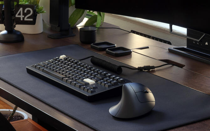 Hansker Performance - pionowa myszka dla graczy, która oferuje sensor PixArt 3395 i jest kompatybilna z macOS, Linux i Windows [1]