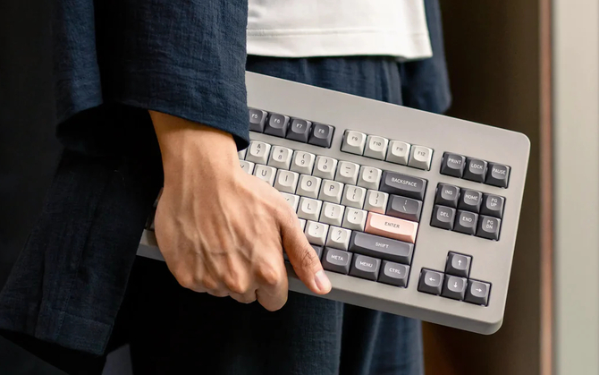 Takiej klawiatury jeszcze nie było - the Seneca oferuje retro styl i autorskie rozwiązania, a jest tylko nieco droższa od Apple Vision Pro [1]