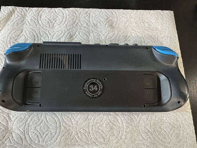Prototypowy Steam Deck wyposażony w układ AMD Picasso z grafiką Vega został sprzedany na eBayu za 2000 dolarów [2]