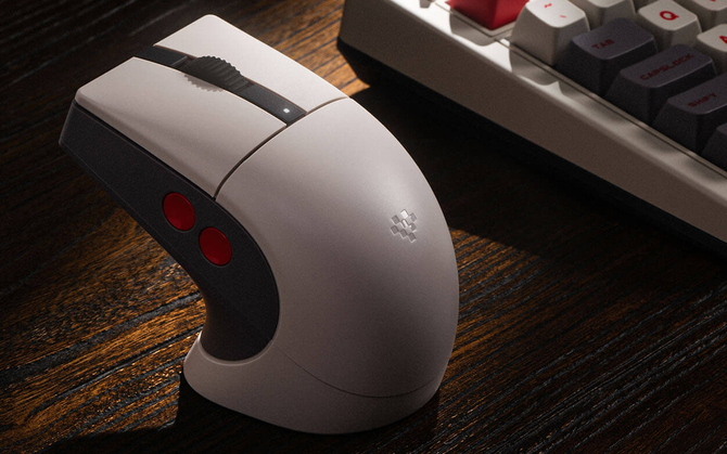 8BitDo Retro R8 Mouse - N Edition - myszka, która oferuje styl konsoli NES, sensor PixArt PAW 3395 oraz stację ładującą [2]