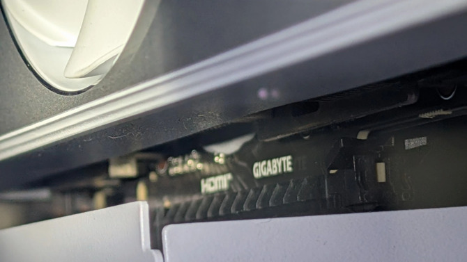 Gigabyte GeForce RTX 5000 - pojawiły się kolejne przypadki wyciekającego żelu termoprzewodzącego z kart graficznych [3]