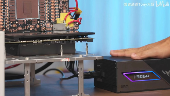 ASUS chwali się wytrzymałością gniazda GC-HPWR w standardzie BTF 2.5, które znacząco przewyższa 12V-2x6 [3]
