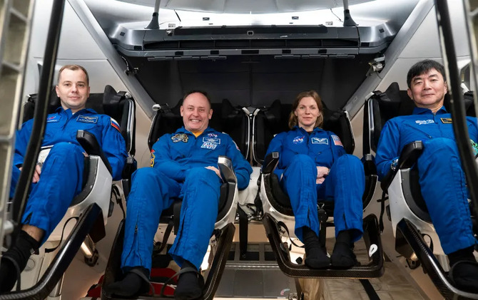 Crew Dragon z zapasowym systemem lądowania i kompozytową osłoną termiczną. SpaceX i NASA szykują się do historycznego startu [2]