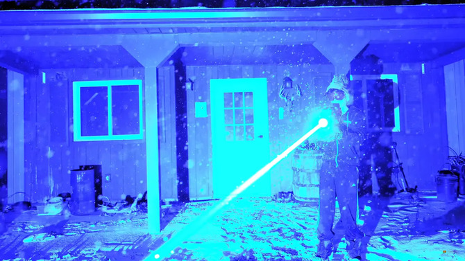 Przenośny laser o mocy 250 W zbudowany przez YouTubera z części policyjnego radaru i układów chłodzenia PC [2]