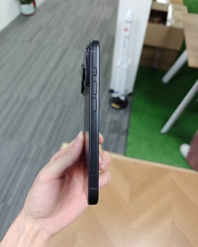 Smartfony Apple iPhone 17 Pro oraz iPhone 17 Air uchwycone na zdjęciach. Potwierdza się kontrowersyjny design urządzeń [3]