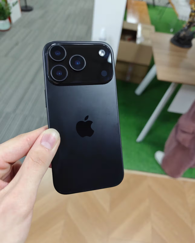 Smartfony Apple iPhone 17 Pro oraz iPhone 17 Air uchwycone na zdjęciach. Potwierdza się kontrowersyjny design urządzeń [2]