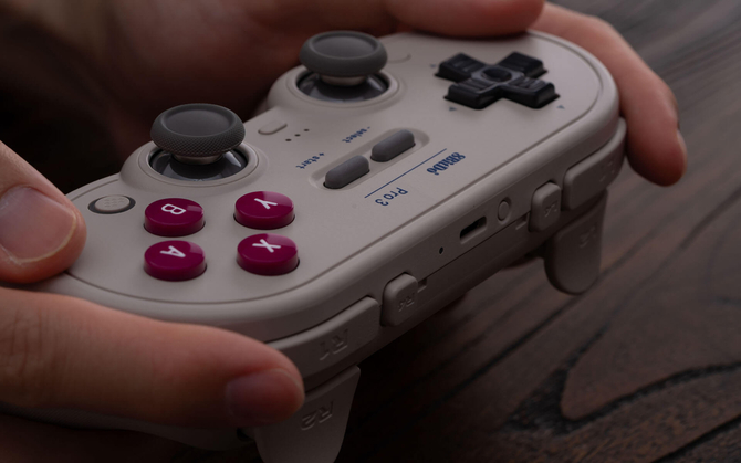 Kontroler do gier 8BitDo Pro 3 oferuje gałki TMR, regulowane triggery oraz stację ładującą - a to nie wszystko [1]