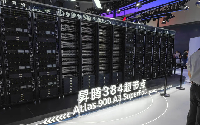 Huawei pokazuje światu swój najpotężniejszy system AI o mocy 300 PFLOPS wykorzystujący autorskie procesory - CloudMatrix 384 [1]