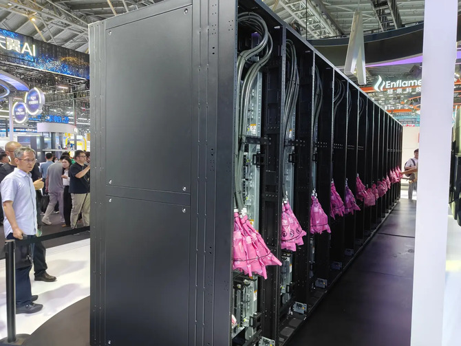 Huawei pokazuje światu swój najpotężniejszy system AI o mocy 300 PFLOPS wykorzystujący autorskie procesory - CloudMatrix 384 [3]