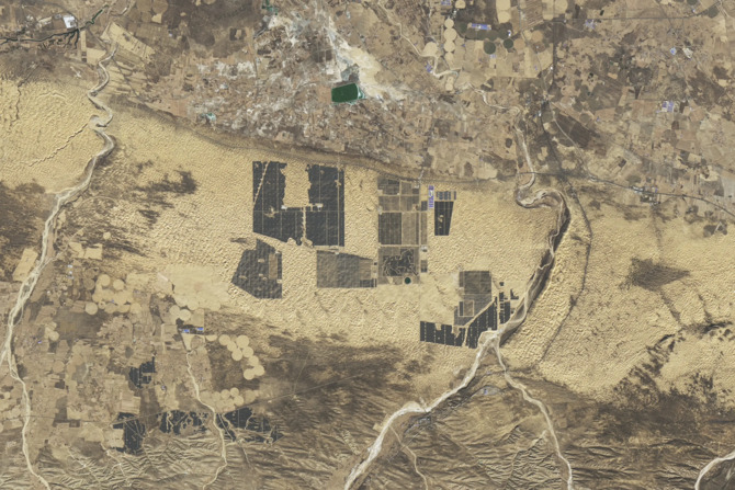 NASA dokumentuje budowę chińskiego muru solarnego o mocy 100 GW w pustyni Kubuqi. Całość powstanie do 2030 roku [3]