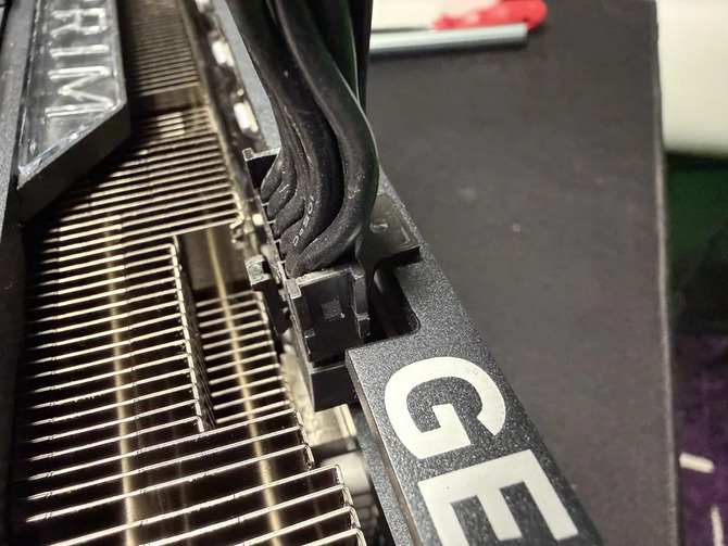 Obsługa klienta Cooler Master doradzała klientowi... demontaż obudowy złącza 12V-2x6. To mogło skończyć się katastrofą [2]