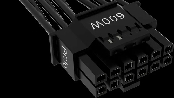 Obsługa klienta Cooler Master doradzała klientowi... demontaż obudowy złącza 12V-2x6. To mogło skończyć się katastrofą [1]