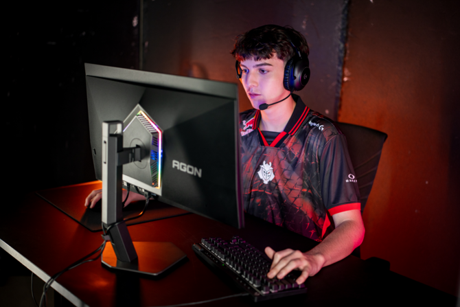 Dlaczego warto wybrać AOC AGON PRO AG276QKD2? Nowy monitor to świetna jakość obrazu oraz imponujące odświeżanie [1]