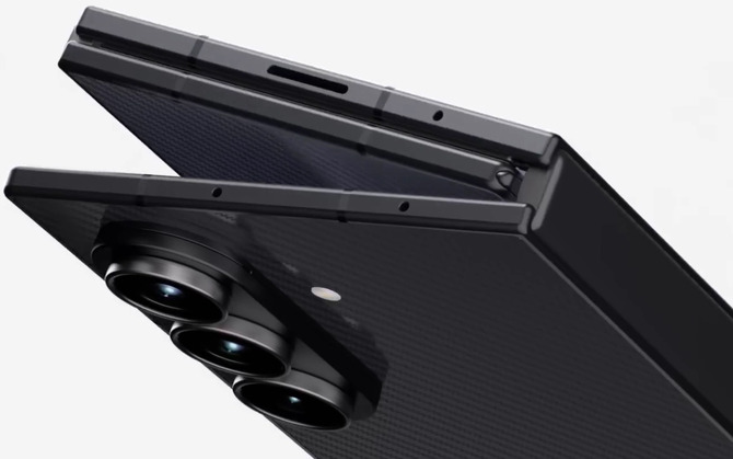 Oficjalny unboxing Samsung Galaxy Z TriFold. Podwójnie składany smartfon ma w zestawie rzadko spotykane akcesoria [3]