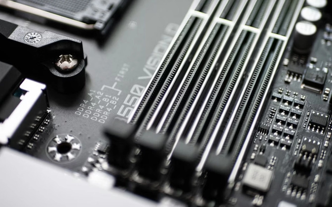 Zamów pamięć RAM już dziś, odbierz za półtora roku. Wpływ partnerstwa OpenAI z głównymi producentami DRAM [1]