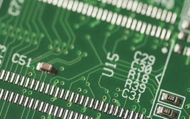 Pamięć RAM DDR5 za droga? Stwórz taniej swoją własną! Ciekawe rozwiązanie, które wymaga trochę czasu i umiejętności lutowania [1]