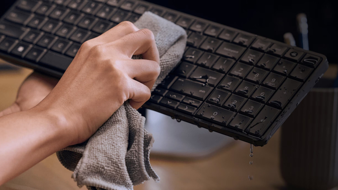 HP EliteBoard G1a - komputer, który mieści się w klawiaturze. Procesory z serii AMD Ryzen AI 300, DDR5 i Windows 11 [6]