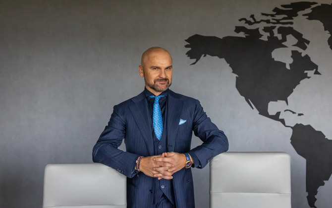 InPost przechodzi do konsorcjum private equity, czyli Advent i FedEx z udziałami po 37 proc. Brzoska pozostaje w grze [1]