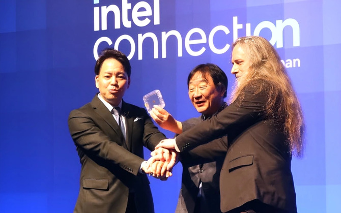 Intel po raz pierwszy zaprezentował prototyp pamięci ZAM, która ma być konkurentem dla pamięci HBM na rynku AI [1]