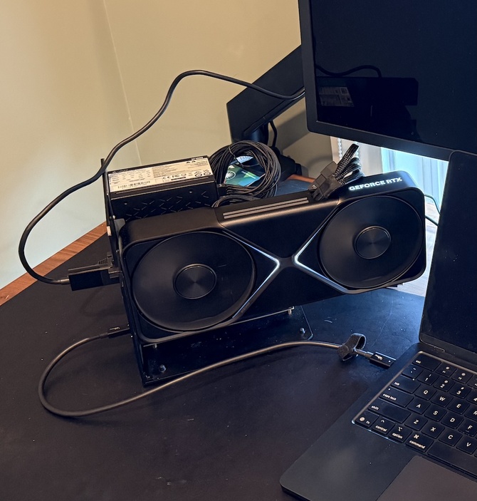 Apple MacBook Air z M4 oraz karta graficzna NVIDIA GeForce RTX 5090 - Czy taki zestaw może działać w grach? [2]