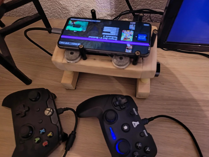 Google Pixel 8 jako domowa konsola do emulacji. Wideo przez USB-C, kontrolery przewodowe i chłodzenie z wentylatora PC [1]