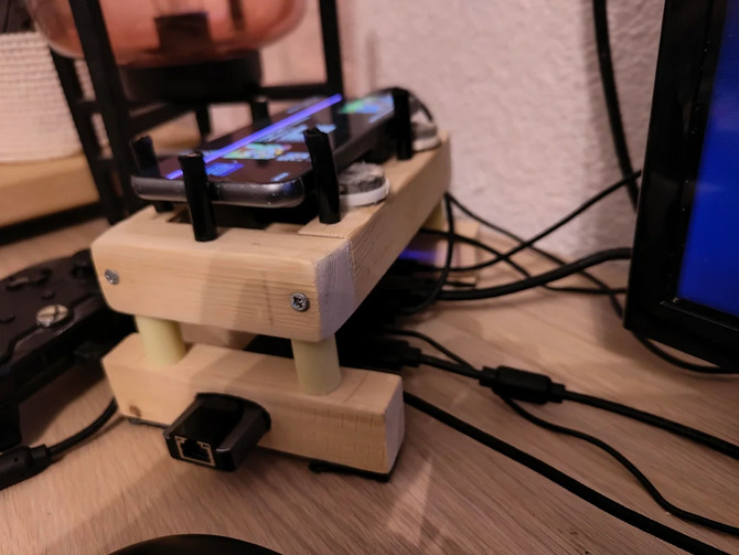 Google Pixel 8 jako domowa konsola do emulacji. Wideo przez USB-C, kontrolery przewodowe i chłodzenie z wentylatora PC [2]