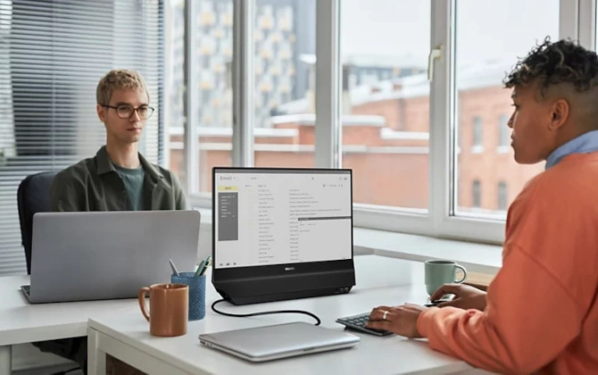 Philips 24B2D5300 - premiera obustronnego monitora biznesowego, który składa się z dwóch połączonych matryc IPS 23,8 cala [1]