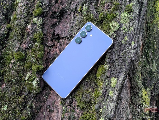 Samsung Galaxy S25 FE eksplodował w nocy. Smartfon był podłączony do ładowarki [1]
