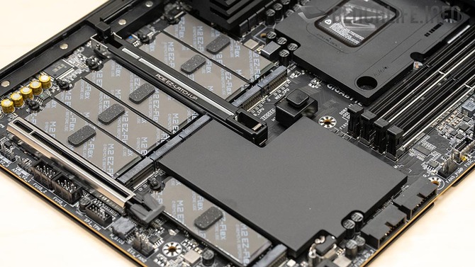 Gigabyte pokazał pierwszą płytę główną Z990 dla procesorów Intel Nova Lake-S. Ma aż trzy gniazda zasilania 8-pin EPS [5]