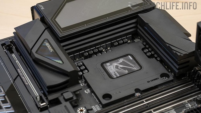 Gigabyte pokazał pierwszą płytę główną Z990 dla procesorów Intel Nova Lake-S. Ma aż trzy gniazda zasilania 8-pin EPS [3]