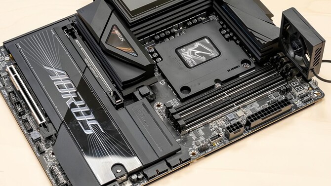 Gigabyte pokazał pierwszą płytę główną Z990 dla procesorów Intel Nova Lake-S. Ma aż trzy gniazda zasilania 8-pin EPS [1]