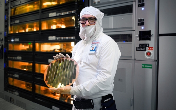 Intel i Cadence podpisują wieloletnią umowę wokół procesu 14A. Stawką są PPA, gotowe PDK i wiarygodność Intel Foundry [1]