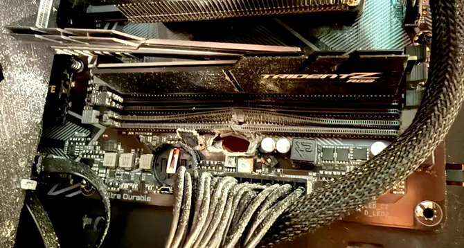 G.SKILL Trident Z RGB kontra... pocisk. Absurdalny incydent zakończył się zniszczonym komputerem [1]