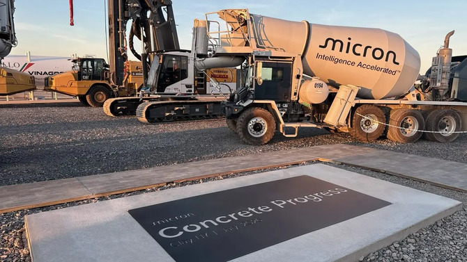Micron wylewa pierwszy beton pod New York Fab. Projekt wraca na właściwe tory po poślizgach, a Idaho dalej wyprzedza Clay [1]